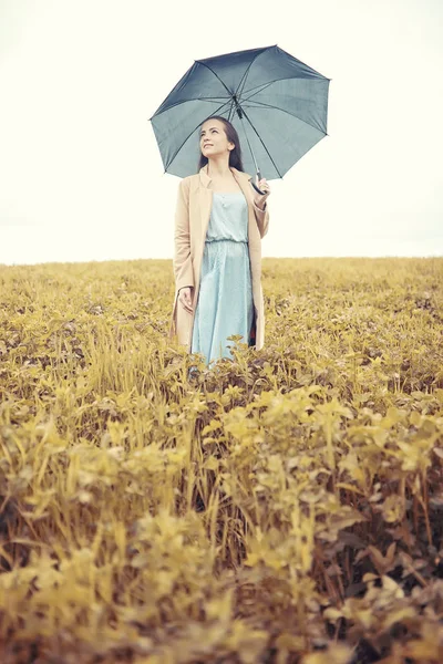 Ung Flicka Höst Regnigt Väder — Stockfoto