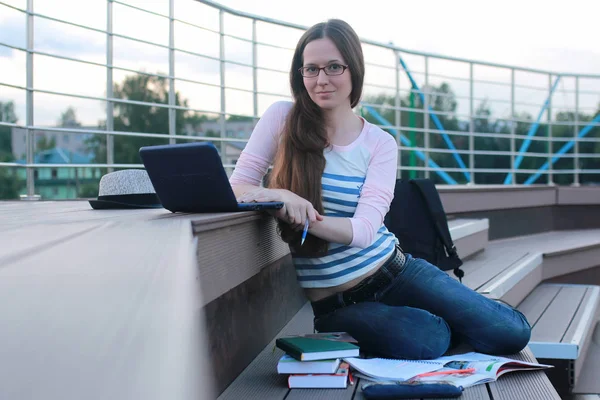 Meisje student studie huiswerk buiten — Stockfoto