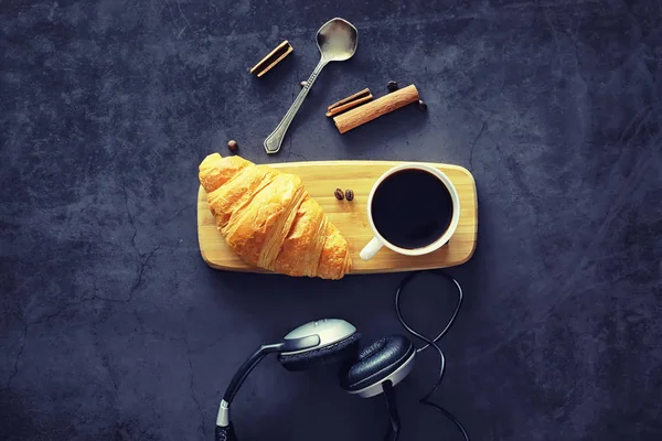 Friss péksütemények az asztalon. Francia ízesített croissant. — Stock Fotó