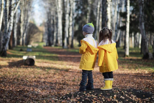 Les enfants marchent dans le parc d'automne — Photo