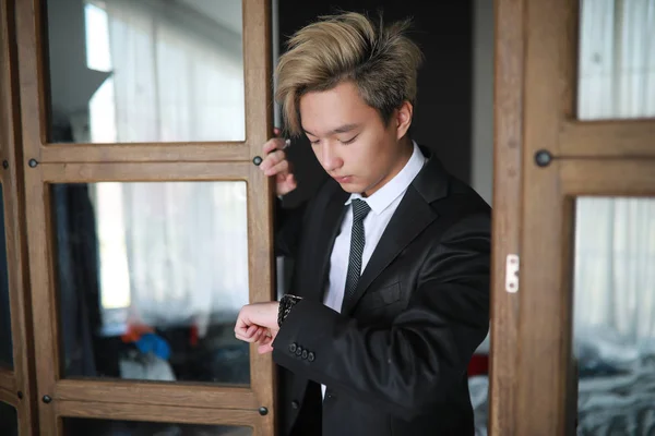 Joven hombre de negocios asiático en camisa blanca y corbata — Foto de Stock