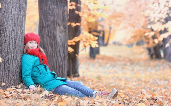 Flicka i höst stadsparken i blad falla. Ung vacker mor wi — Stockfoto