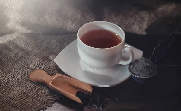 Заваренный чай на столе — стоковое фото