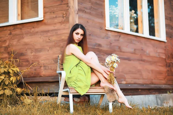 Bella ragazza con un bouquet in autunno — Foto Stock