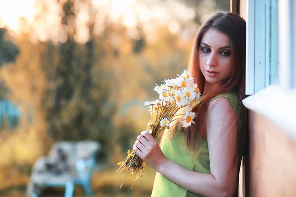 Bella ragazza con un bouquet in autunno — Foto Stock