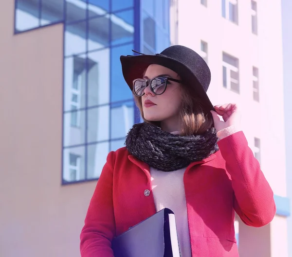 Jolie fille sur une promenade en manteau rouge dans la ville — Photo