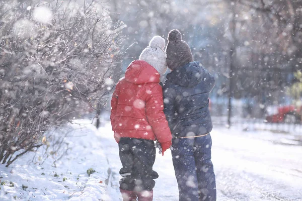 孩子们在公园里走第一场雪 — 图库照片