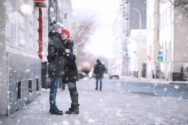 Giovane coppia a piedi attraverso l'inverno — Foto Stock