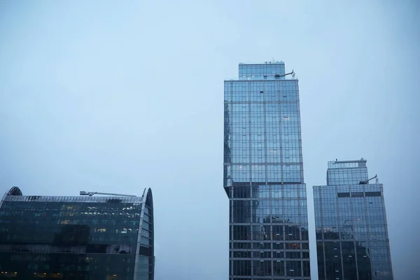 Gebäude aus Glas und Beton. Hochhäuser in der Stadt. — Stockfoto