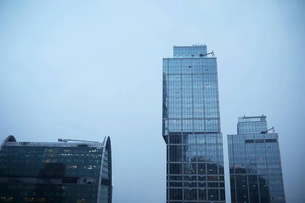 Bâtiments en verre et béton. Les gratte-ciel de la ville . — Photo