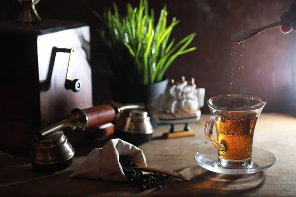 Thé à infuser sur une table en bois — Photo