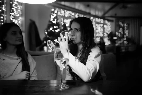 A menina de tarde em um café — Fotografia de Stock