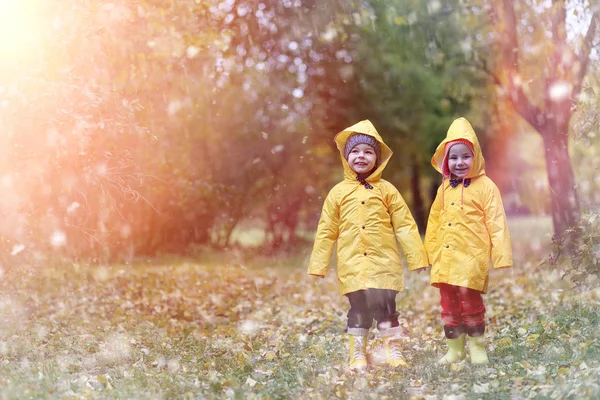 Un niño en un impermeable para un paseo fuera en otoño —  Fotos de Stock