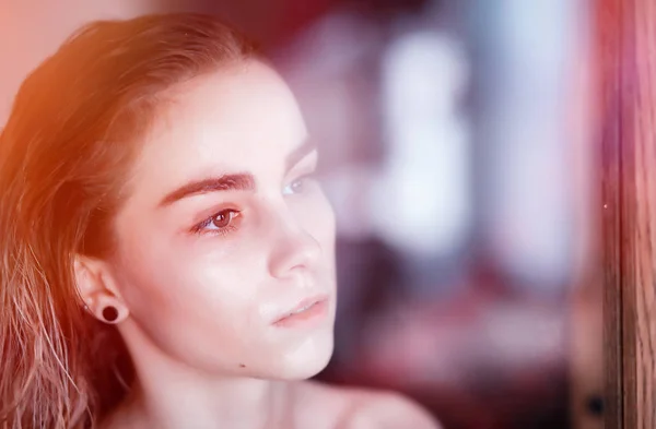 Une jolie jeune fille aux cheveux mouillés — Photo