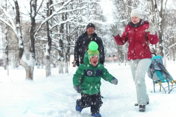 Ailesi Oğluyla Birlikte Kış Kar Fırtınasında Parkta — Stok fotoğraf