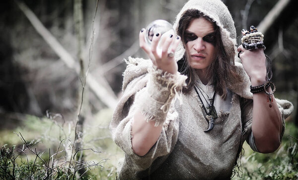 Волшебник-фея. Волшебник со стеклянной сферой, волшебное заклинание
 