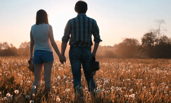 2人の若い男と女の子が秋の公園を歩いていて — ストック写真