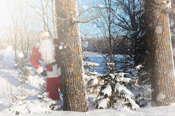 Santa Claus viene con regalos del exterior. Santa en un su rojo — Foto de Stock