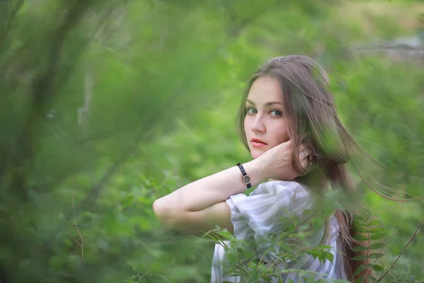 Une fille dans un parc vert printanier — Photo