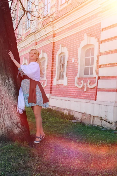 Ragazza incinta in una passeggiata nel parco. Ragazza con una pancia nel ci — Foto Stock