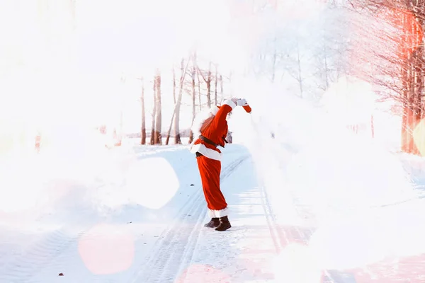 겨울 필드에 산타입니다. 산타 마법의 안개 일 따라 걷으십시오 — 스톡 사진