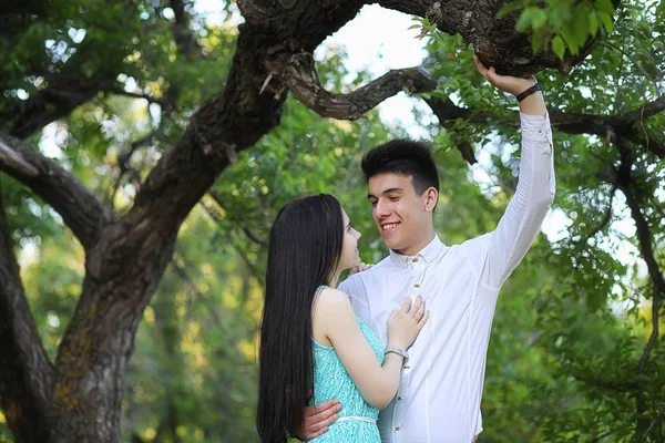 Casal jovem no primeiro encontro — Fotografia de Stock