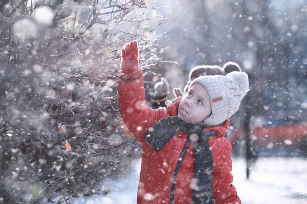 Los niños caminan en el parque primera nieve — Foto de Stock