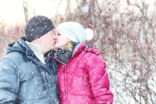 冬の雪吹雪の中の公園のカップル — ストック写真