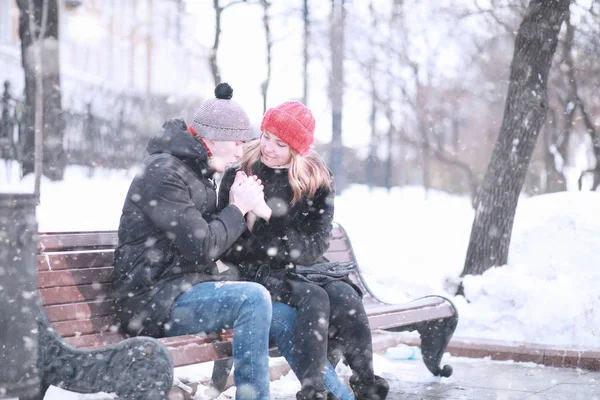 Jeune couple marchant à travers l'hiver — Photo