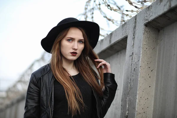 Tânăra fată frumoasă într-o pălărie și cu un machiaj întunecat afară. G — Fotografie, imagine de stoc