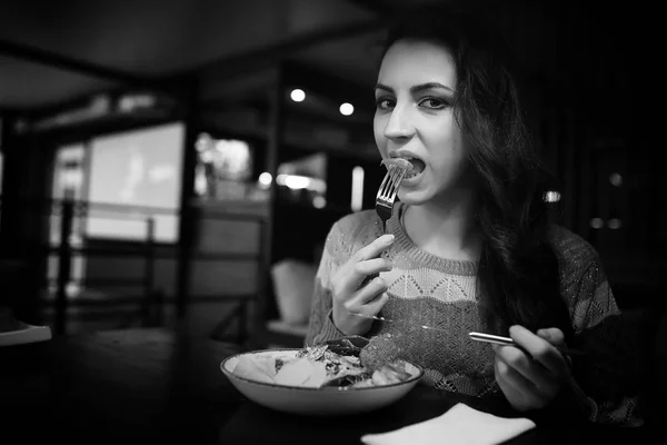 Chica en un café en una cena —  Fotos de Stock