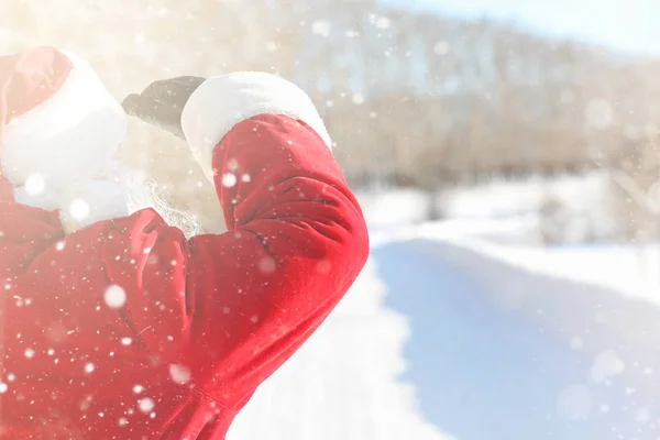 Santa Claus viene con regalos del exterior. Santa en un su rojo —  Fotos de Stock