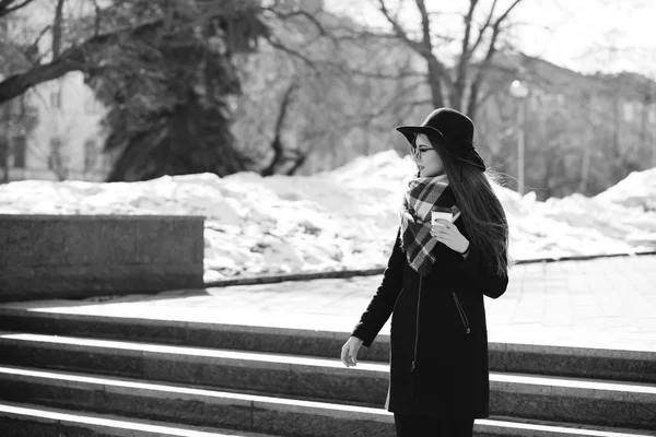 Чорно-біле фото молодої дівчини на прогулянці — стокове фото