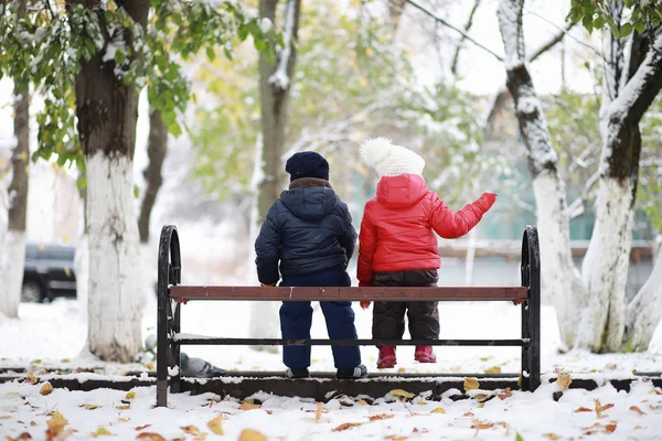 Niños en el parque de invierno jugar — Foto de Stock