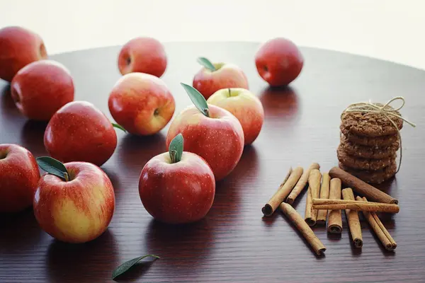 Mele fresche su una tavola di legno. Raccolta di mele rosse. Frutta e — Foto Stock