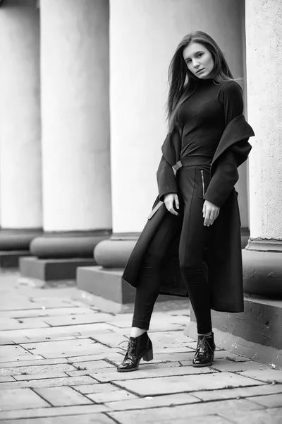 Fille dans un manteau noir et blanc photo — Photo