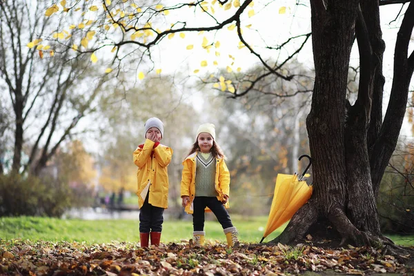 Los niños caminan en el parque de otoño — Foto de Stock