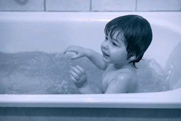 Fiú Játék Fürdőszobában Víz Alatt Eljárások — Stock Fotó