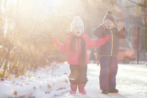 冬の公園遊びの子供たち — ストック写真