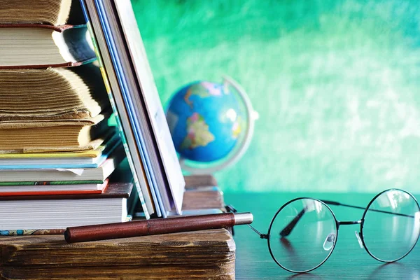 Education concept. A stack of textbooks and a book on the desk w — Stock Photo, Image