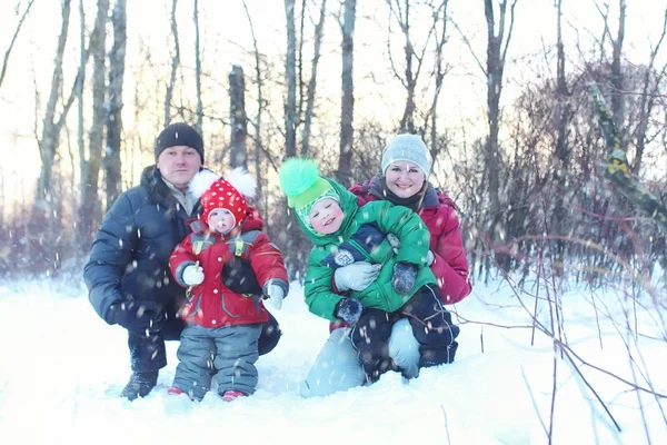 Família Com Crianças Parque Neve Inverno Nevasca — Fotografia de Stock