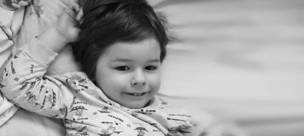 Siyah ve beyaz fotoğraf kullanabilirsin üzerinde yatan genç bir çocuk portresi — Stok fotoğraf