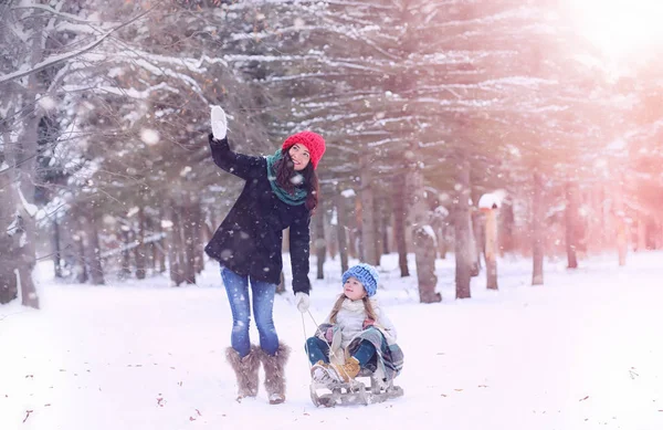 Un conte de fées d'hiver, une jeune mère et sa fille montent en traîneau — Photo