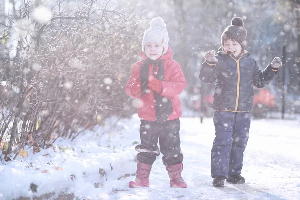 Çocuklar parkta ilk kar yürümek — Stok fotoğraf