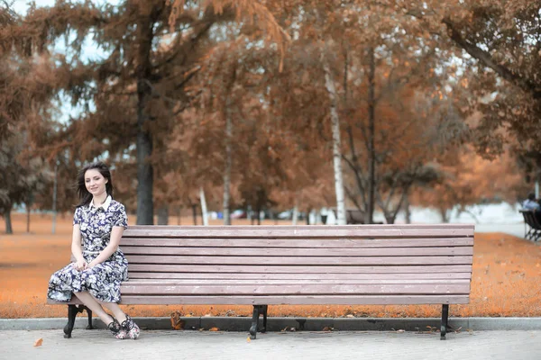 Hermosa chica para un paseo en otoño —  Fotos de Stock