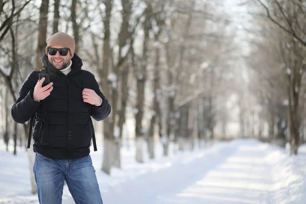 Muž s batohem mrazivý zimní — Stock fotografie