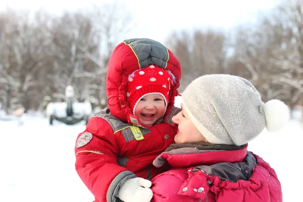 Madre Hija Paseo Por Parque Invierno — Foto de Stock