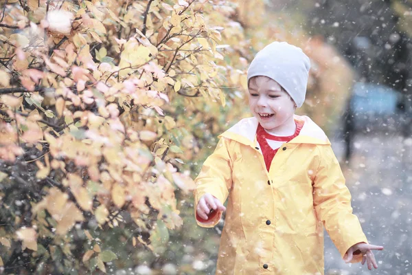 Les enfants marchent dans le parc première neige — Photo