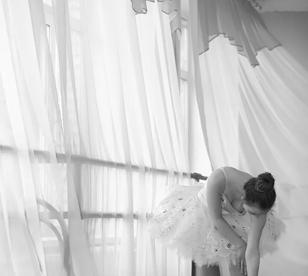 Joven bailarina de ballet en un calentamiento. La bailarina se está preparando para —  Fotos de Stock