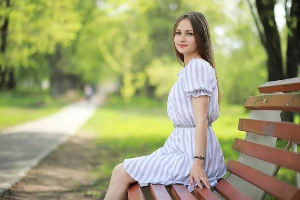 Una ragazza in un parco verde primaverile — Foto Stock